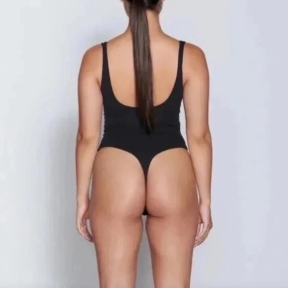 SKIMS Fits Everybody  Square Neck Bodysuit - Picture 4 of 10